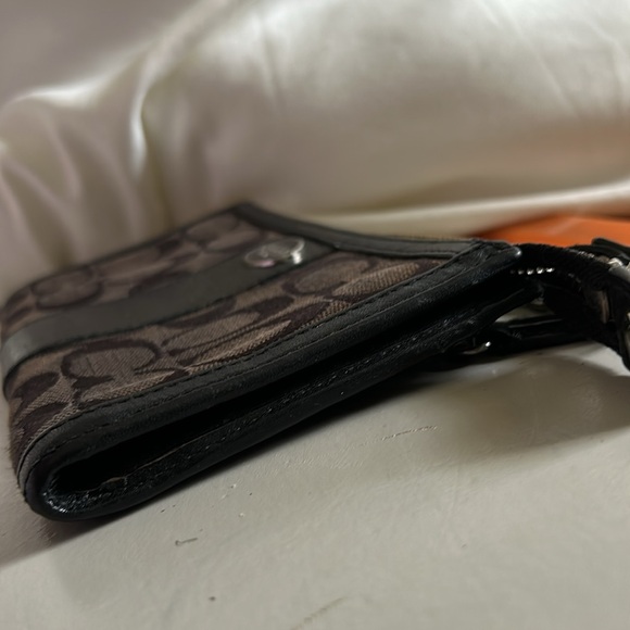 Pre owned Black/Brown Signature “C” Coach Wristlet-Great Condition - Picture 9 of 13